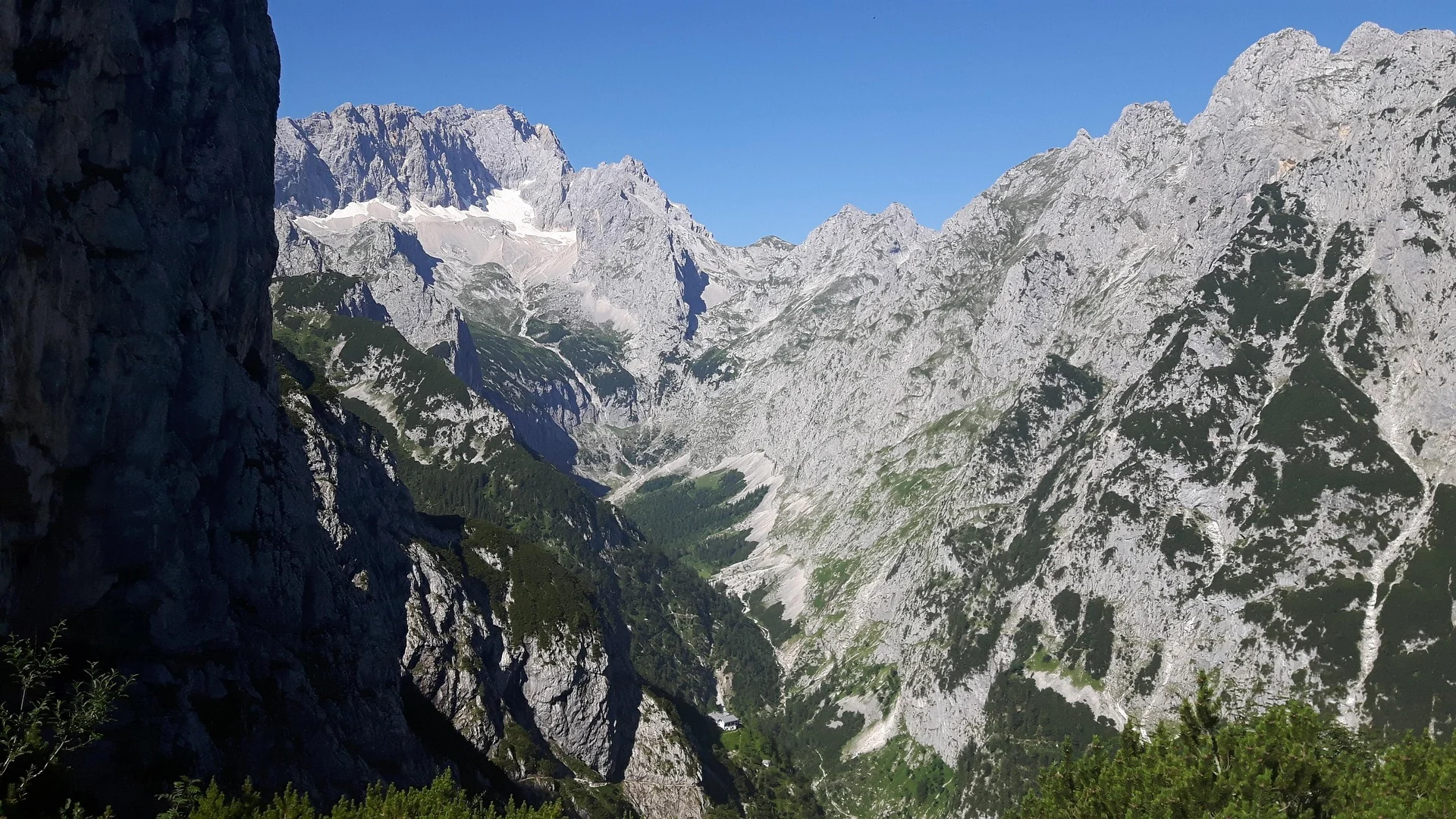 Überdachte Aussichtsbank mit Bergpanorama in den Alpen bei Garmisch-Partenkirchen